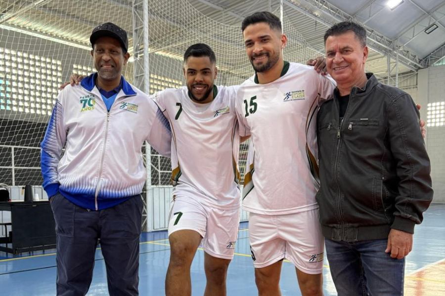 Imagem: Craques do futsal internacional retornam a Ferraz de Vasconcelos e recebem homenagem. Publicada no portal A+.