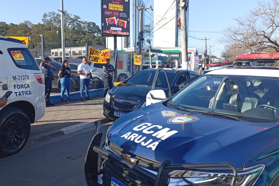 Imagem: Ação conjunta entre GCM e PM prende dupla acusada de furto a comércios no Centro de Arujá. Publicado no Portal A+ | notícias de Arujá e região.