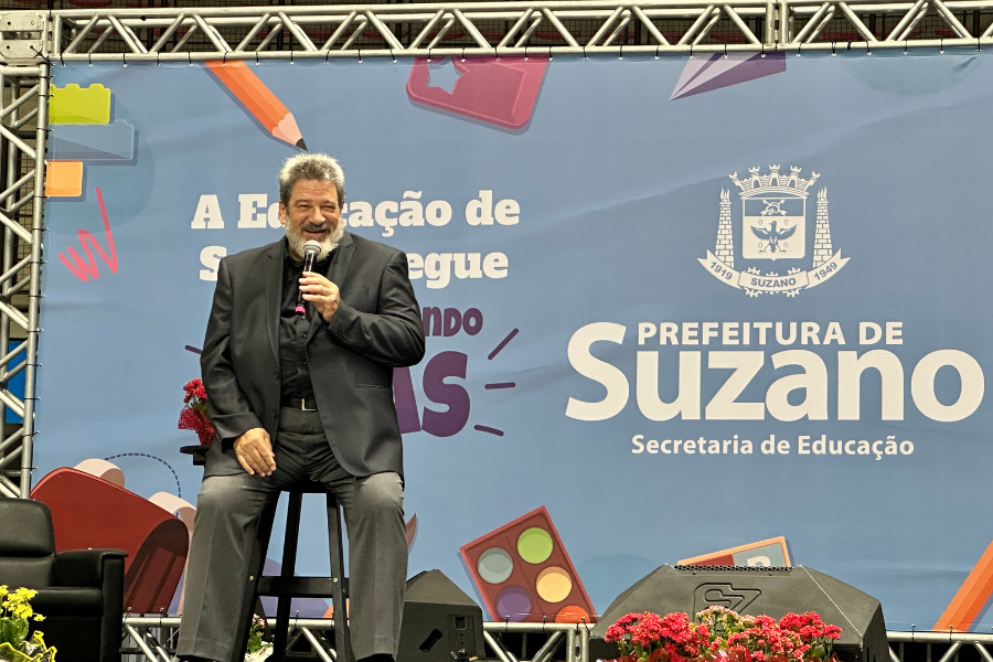 Imagem: Cortella lota Arena Suzano em noite de reflexão e reconhecimento à educação. Publicada no portal A+.