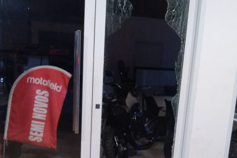 Imagem: Polícia Militar frustra tentativa de furto a concessionária em Arujá; simulacro é apreendido. Publicada no portal A+.