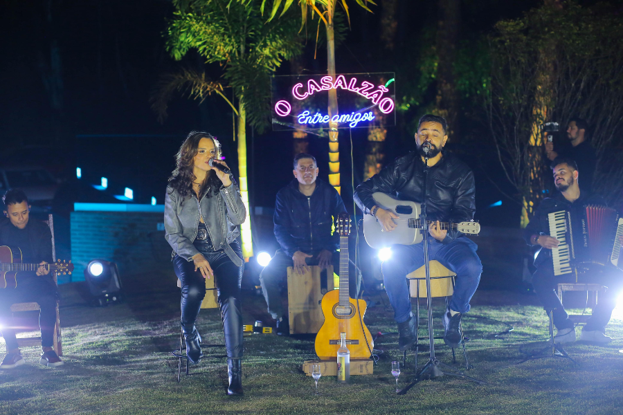 Imagem: Aliny e Sérgio abrem programação de shows da Festa do Padroeiro de Arujá nesta sexta-feira. Publicada no portal A+.