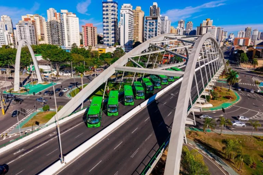 Imagem: Osasco amplia frota com 10 novos ônibus 100% elétricos e reforça compromisso com mobilidade sustentável. Publicada no portal A+.