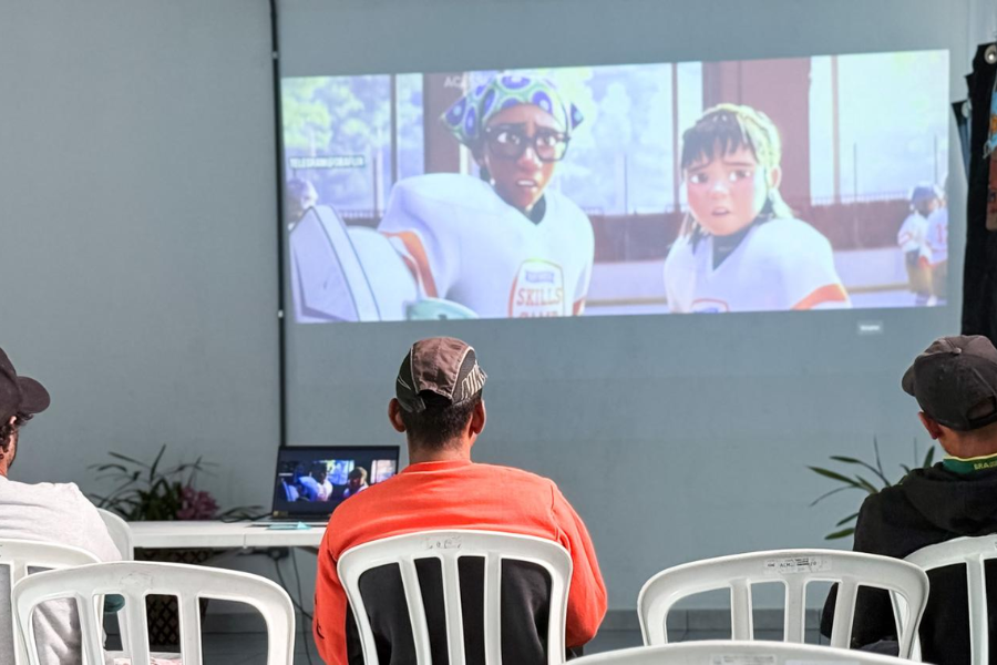 Imagem: Arujá promove cine pipoca no dia da luta da população em situação de rua. Publicada no portal A+.