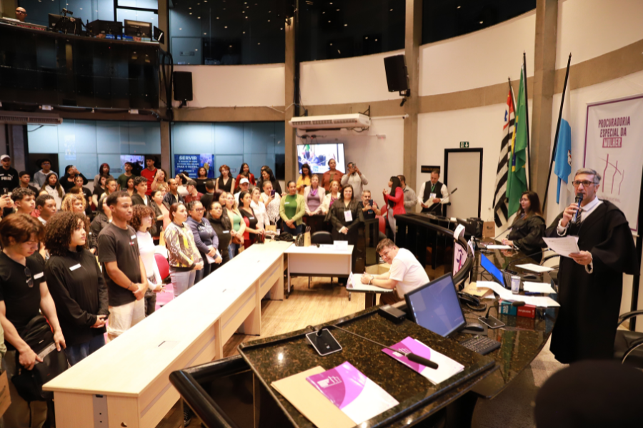 Imagem: Estudantes participam de júri simulado sobre violência doméstica na Câmara de Arujá. Publicada no portal A+.