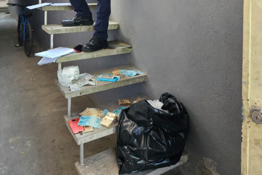 Imagem: GCM e Dise apreendem mais de R$ 8 mil e prendem suspeito de gerenciar tráfico em Itaquá. Publicada no portal A+.