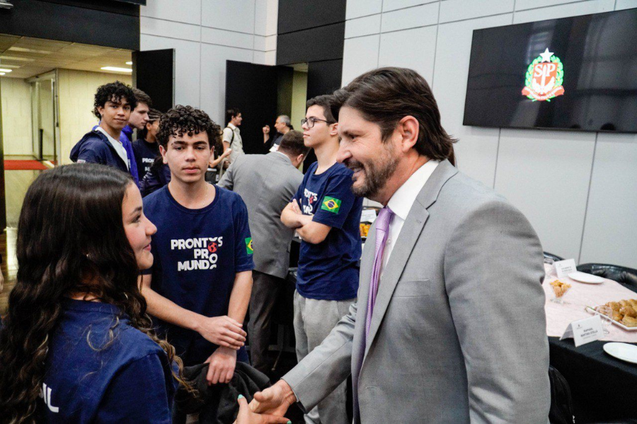 Imagem: Alto Tietê: estudantes do “Prontos pro Mundo” são recebidos pelo presidente da Alesp. Publicada no portal A+.
