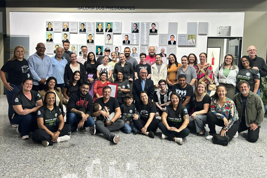 Imagem: Câmara de Arujá homenageia EMAA pelos 10 anos de história. Publicada no portal A+.