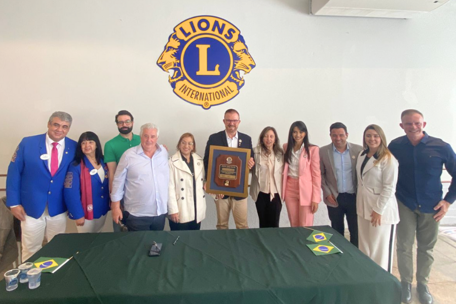 Imagem: Prefeito de Arujá, Luis Camargo, recebe o Título de Companheiro de Melvin Jones do Lions Clube. Publicada no portal A+.
