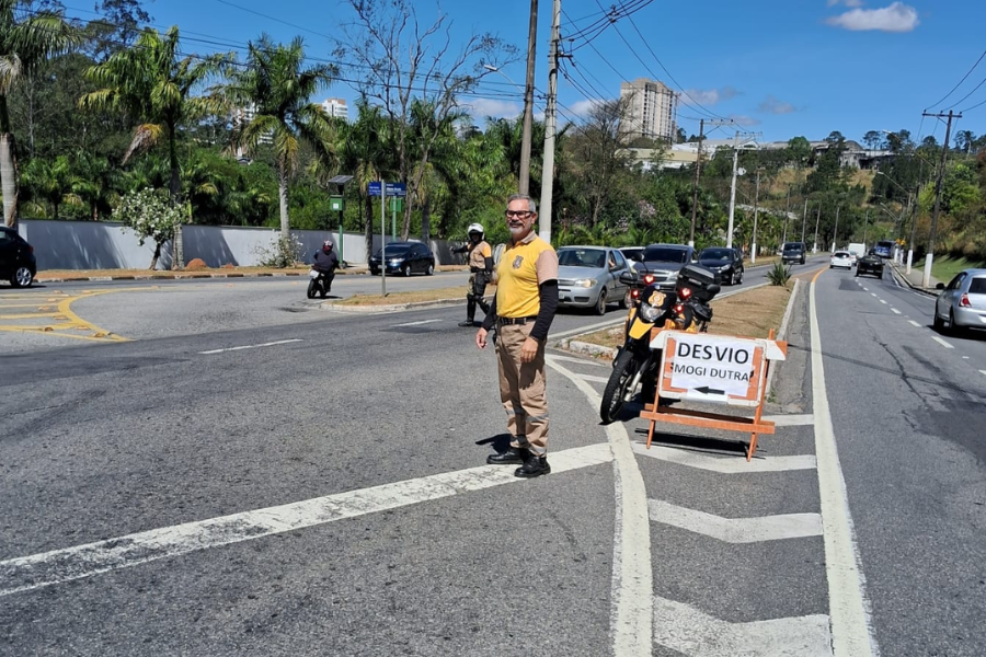 Imagem: Trânsito de Arujá orienta motoristas durante obras do sistema free-flow na Mogi-Dutra. Publicada no portal A+.