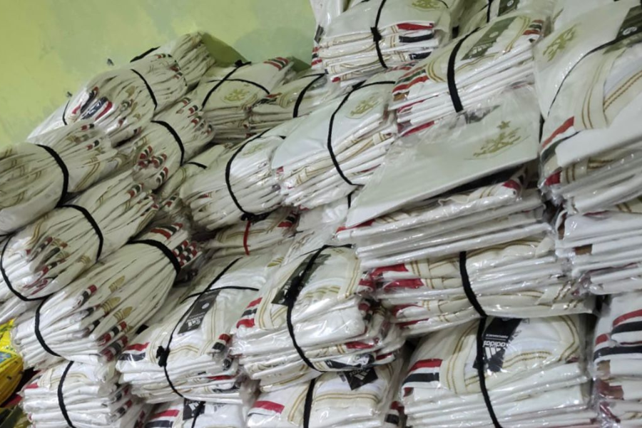 Imagem: GCM de Itaquaquecetuba desmonta fábrica clandestina com 4 mil camisetas esportivas falsificadas. Publicada no portal A+.