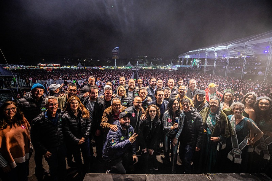 Imagem: Show do Menos é Mais abre a 41ª Festa da Uva Fina e leva 14 mil pessoas ao delírio em Ferraz. Publicada no portal A+.