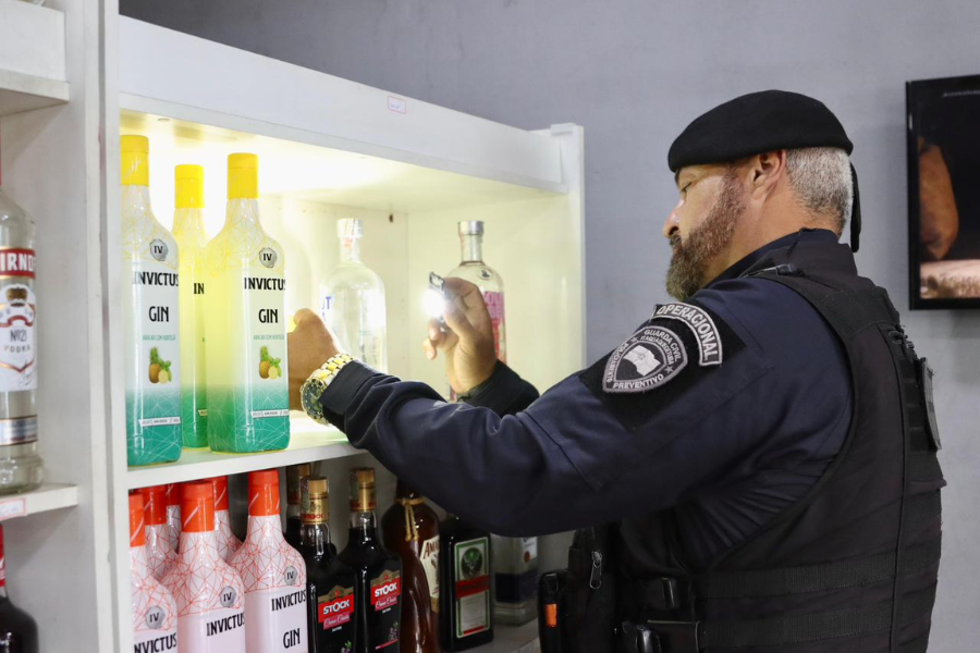 Imagem: Itaquá reforça fiscalizações após registros suspeitos de intoxicação por metanol. Publicada no portal A+.