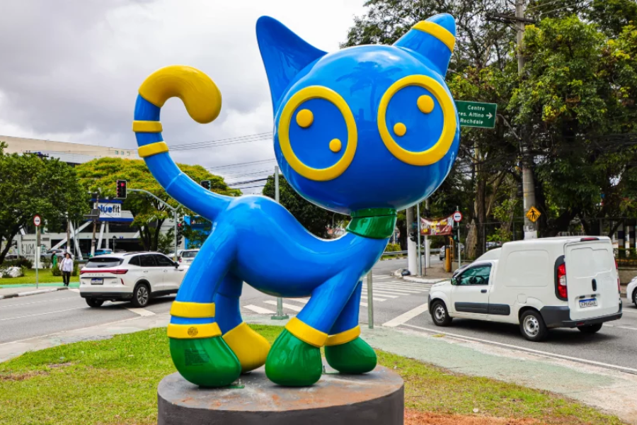 Imagem: Osasco inaugura escultura gigante do “Gato Zyon” em apoio à adoção responsável de animais. Publicada no portal A+.