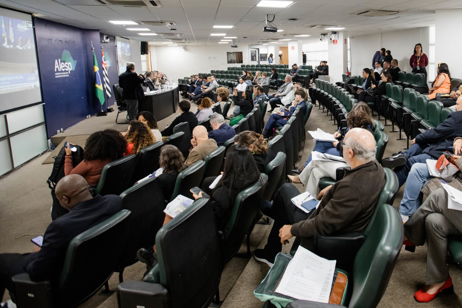 Imagem: Alesp debate projeto que reorganiza a Política de Assistência Social em São Paulo e gera.... Publicada no portal A+.