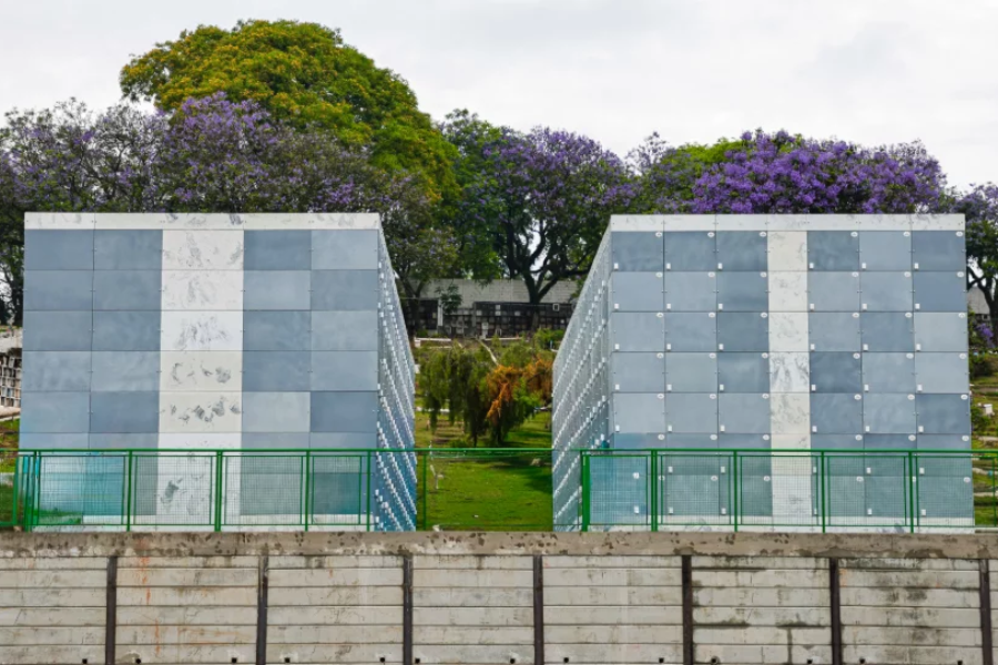 Imagem: Osasco inaugura primeiro cemitério vertical da cidade e avança em gestão sustentável dos espaços públicos. Publicada no portal A+.