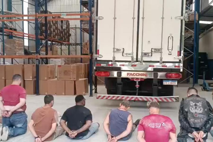 Imagem: Carga de carne avaliada em R$ 1 milhão é encontrada em galpão utilizado por quadrilha em Arujá. Publicado no Portal A+ | notícias de Arujá e região.