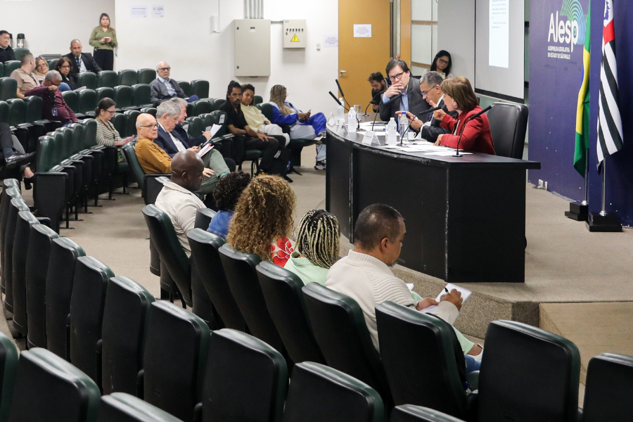 Imagem: Audiência na Alesp debate projeto que muda repasse do ICMS à Educação e divide opiniões. Publicada no portal A+.