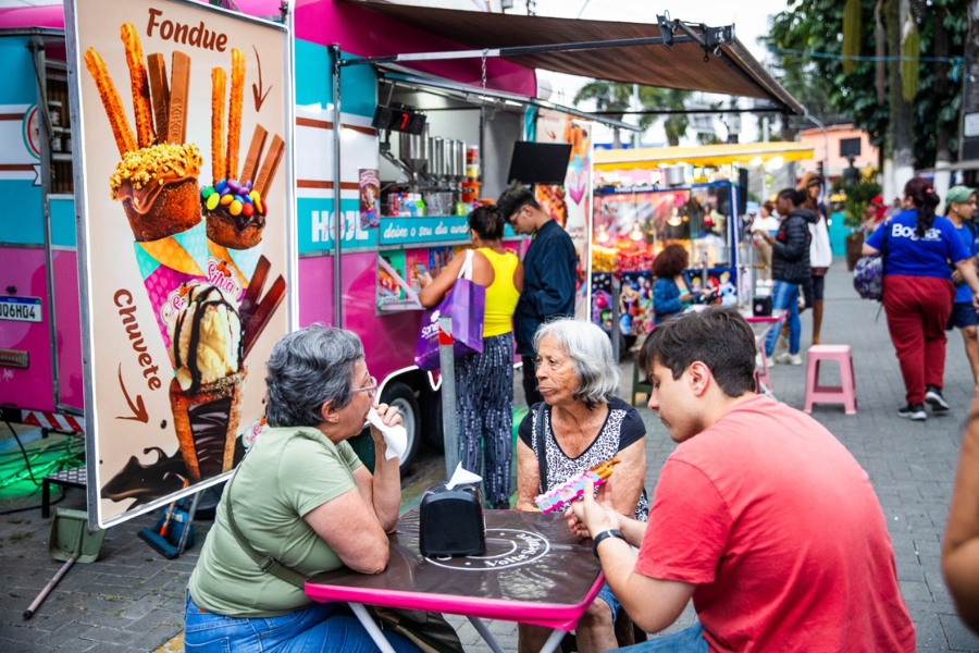 Imagem: Feira Gastronômica de Ferraz realiza “Black Food” nesta sexta com descontos de até 30%. Publicada no portal A+.