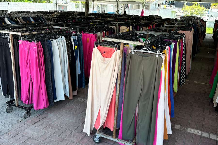 Imagem: Outlet Solidário na Apae entra na reta final e tem peças a partir de R$ 5. Publicada no portal A+.