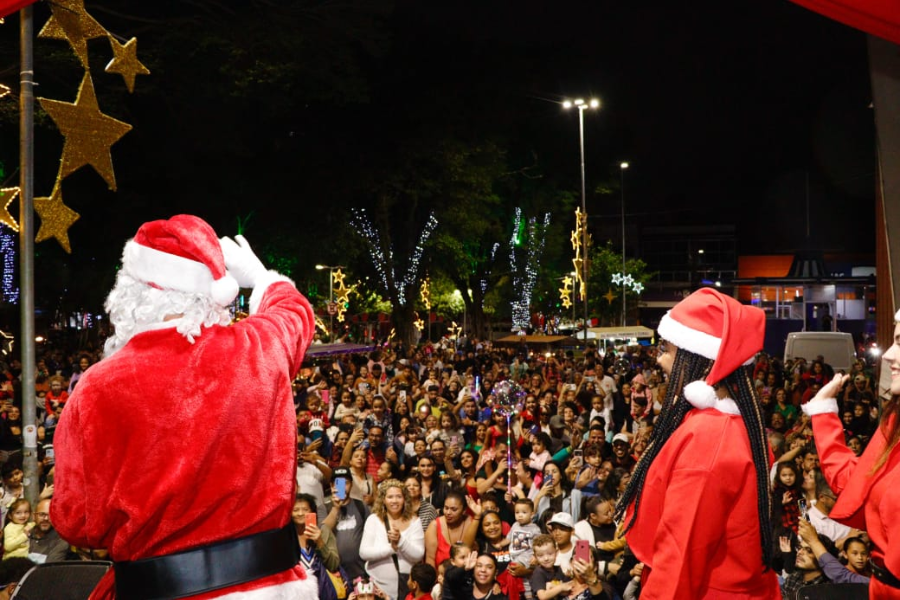 Imagem: Chegada do Papai Noel reúne 4 mil pessoas e abre oficialmente a programação de Natal. Publicada no portal A+.