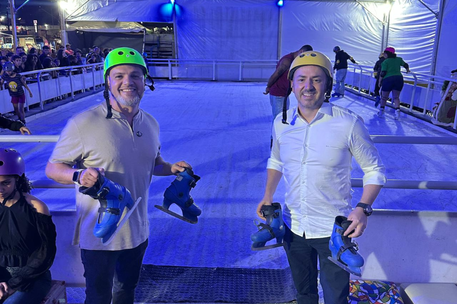 Imagem: Pista de patinação no gelo é a nova atração da Vila Encantada de Natal, em Itaquá. Publicada no portal A+.