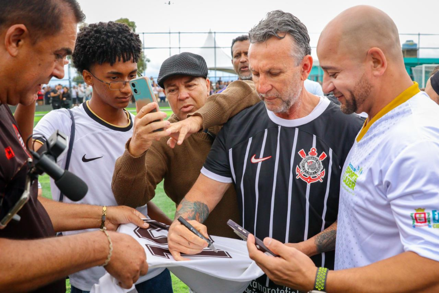 Imagem: Craques do Corinthians inauguram novo campo da Vila Olímpica em Ferraz. Publicada no portal A+.