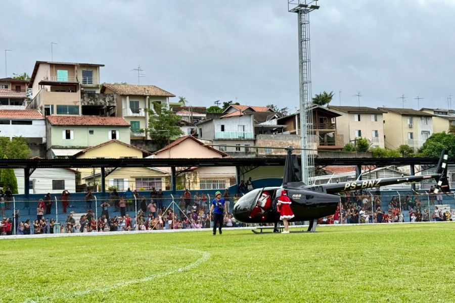 Imagem: Papai Noel chega de helicóptero a Arujá e distribui brinquedos a mais de 500 crianças. Publicada no portal A+.