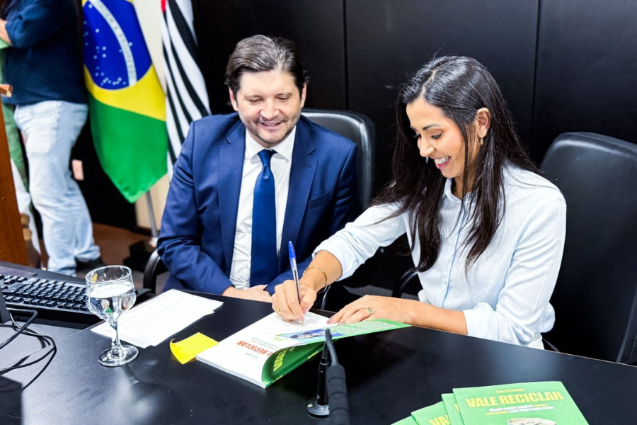 Imagem: Clau Camargo lança livro Vale Reciclar na Assembleia Legislativa de São Paulo. Publicada no portal A+.