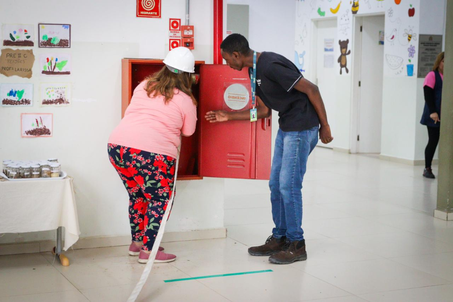 Imagem: Capacitação prepara servidores da Educação de Ferraz para atuação em emergências e prevenção de incêndios. Publicada no portal A+.