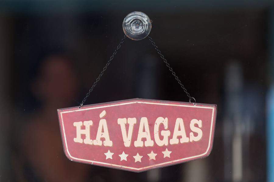 Imagem: Riachuelo abre 800 vagas de emprego em Guarulhos com início imediato. Publicada no portal A+.