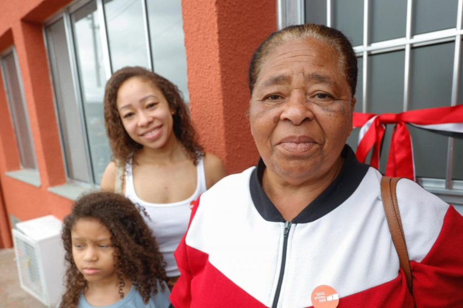 Imagem: Ferraz de Vasconcelos: 188 famílias deixam áreas de risco e recebem casas próprias em novo residencial estadual. Publicada no portal A+.