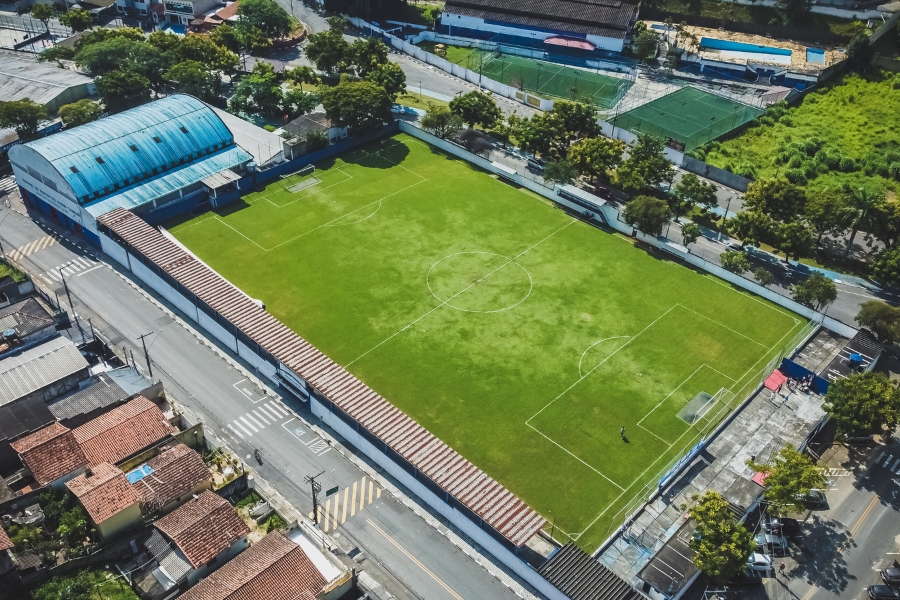Imagem: Seleção de Craques enfrenta Amigos do Doutores do Riso em jogo beneficente em Arujá. Publicada no portal A+.