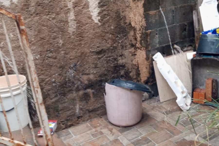 Imagem: Vazamento na rede da Sabesp provoca danos a imóvel no Jardim Pinheiro, em Arujá. Publicada no portal A+.