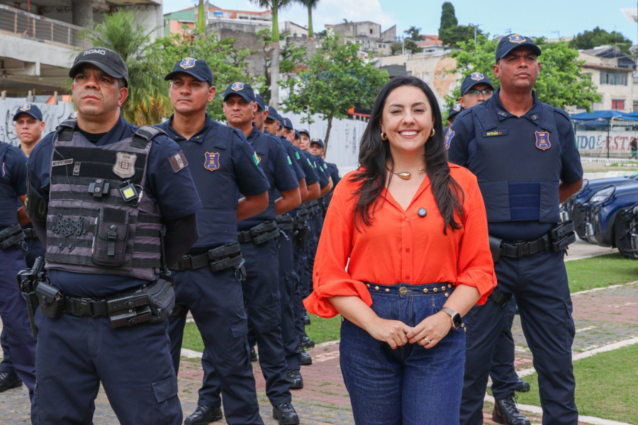 Imagem: Segurança de Ferraz é reforçada com entrega de novas viaturas e apresentação de 34 GCMs. Publicada no portal A+.