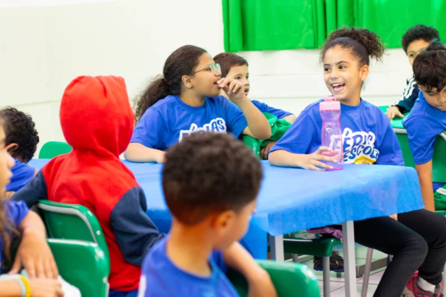 Imagem: Projeto “Férias na Escola” leva tecnologia e aprendizado aos alunos da rede municipal de Osasco. Publicada no portal A+.