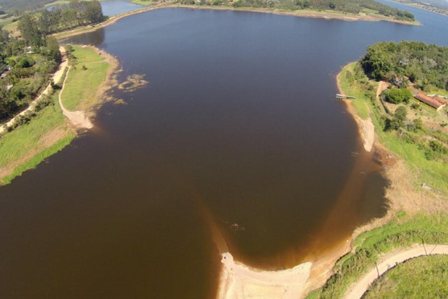 Imagem: Escassez hídrica: Alto Tietê opera com 21,4% nesta quarta (14) e fica bem abaixo do volume registrado no início de 2025. Publicada no portal A+.