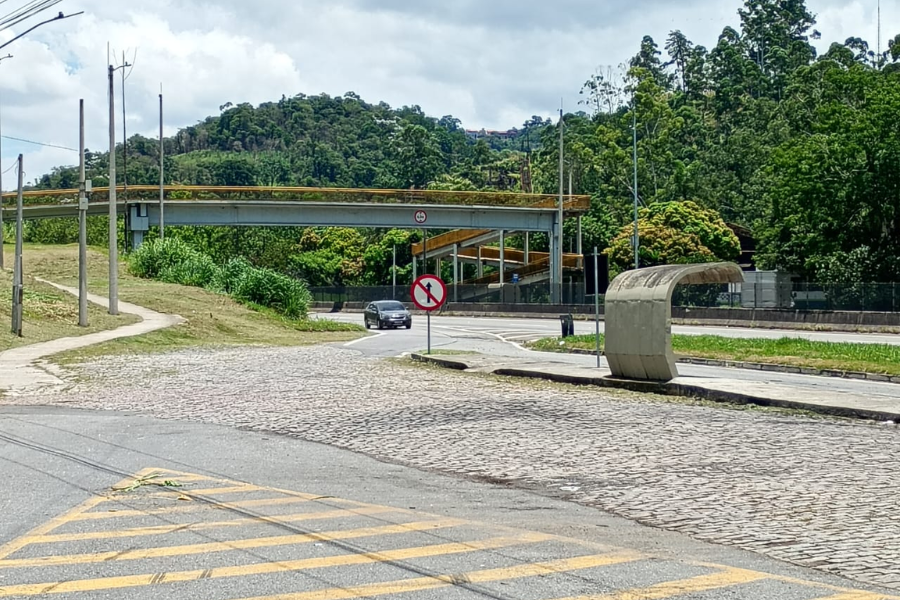 Imagem: Moradores relatam série de assaltos em passarelas da Dutra que dão acesso a bairros de Arujá. Publicada no portal A+.