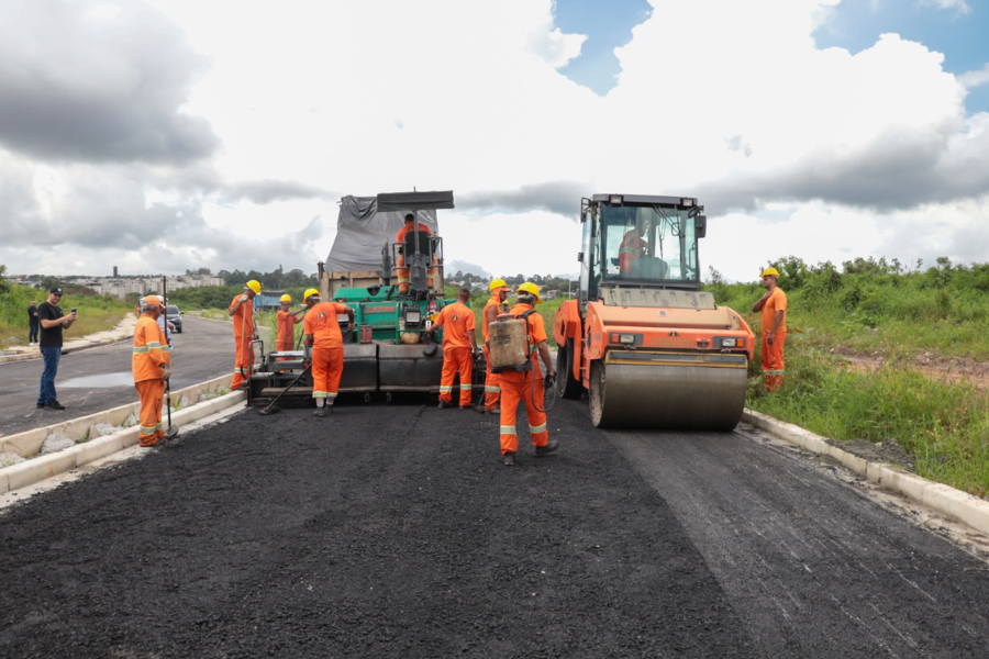 Imagem: Com 90% de execução, prolongamento da avenida Roberto Simonsen entra em fase final em Suzano. Publicada no portal A+.