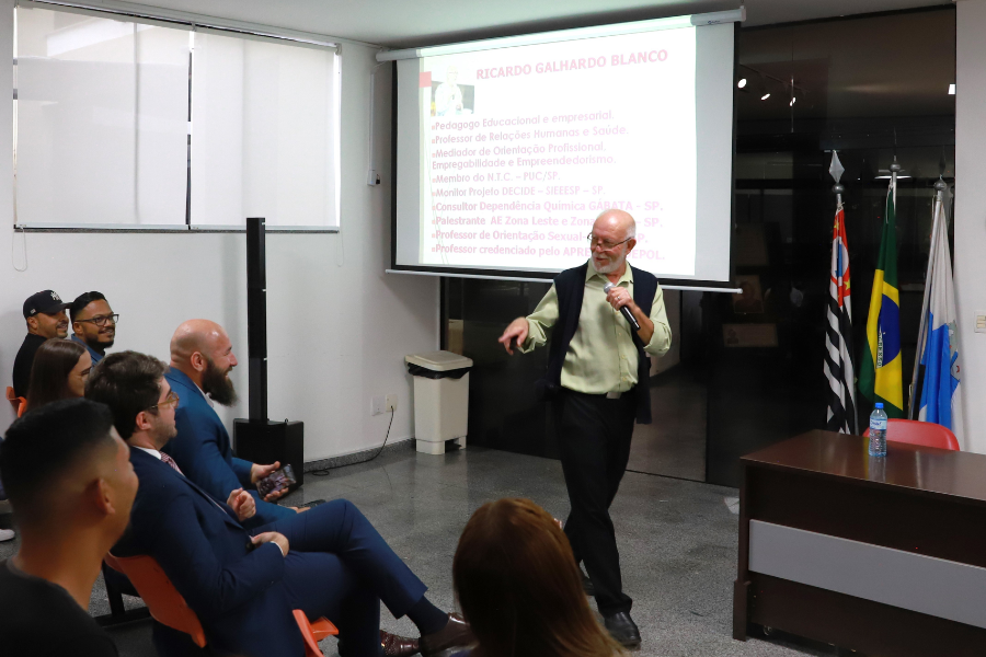 Imagem: Arujá reúne jovens e autoridades em ciclo de palestras sobre prevenção às drogas. Publicada no portal A+.