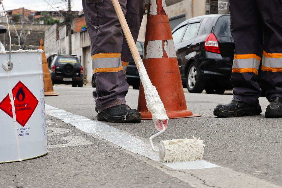 Imagem: Ferraz intensifica revitalização de sinalização em escolas para o início do ano letivo. Publicada no portal A+.