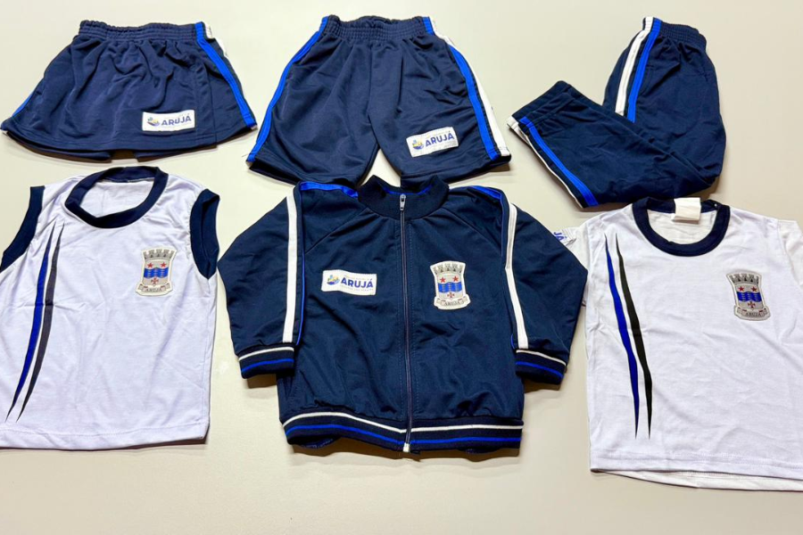 Imagem: Secretaria de Educação de Arujá afirma que uniformes já estão nas escolas. Publicada no portal A+.