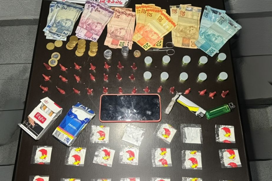 Imagem: Homem é preso por tráfico de drogas durante operação no Barreto, em Arujá. Publicada no portal A+.