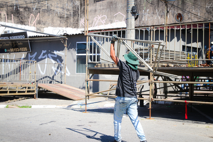 Imagem: Após 13 anos, Ferraz de Vasconcelos retoma desfile oficial de Carnaval neste sábado. Publicada no portal A+.