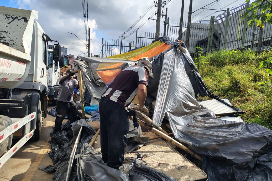 Imagem: Forças de segurança encerram ocupação irregular em área ambiental de Ferraz. Publicada no portal A+.