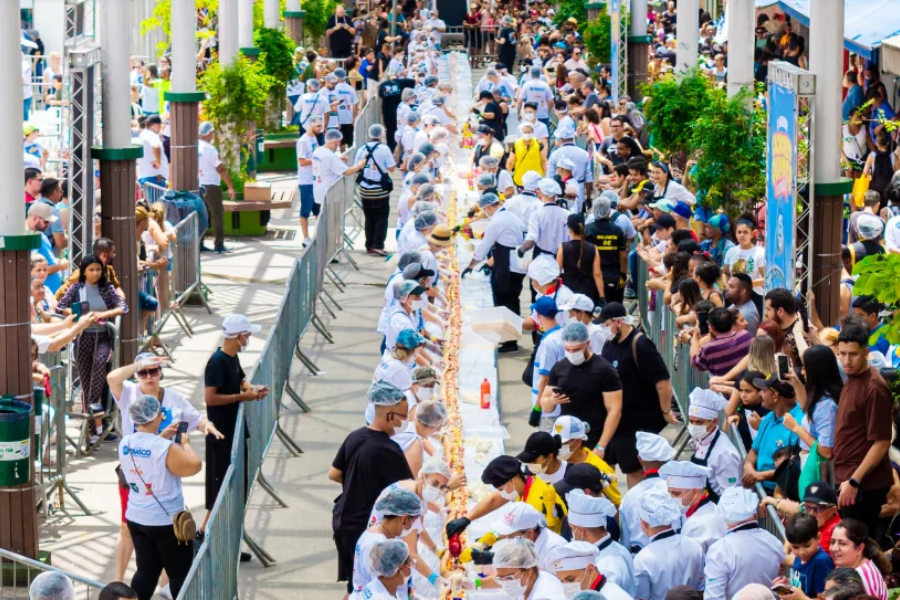 Imagem: Osasco celebra 64 anos com cachorro-quente gigante de 64 metros e distribuição gratuita no Calçadão. Publicada no portal A+.