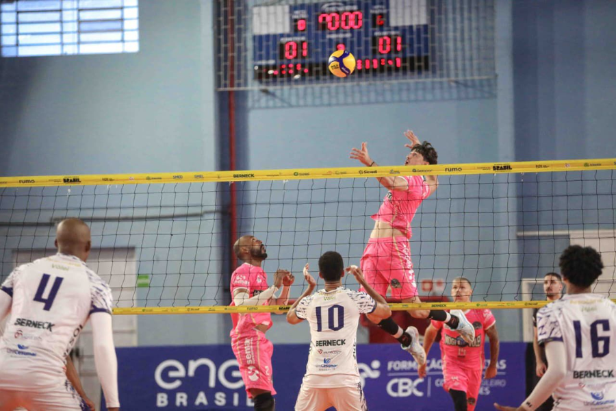 Imagem: Mogi Vôlei supera Araucária no tie-break e cola no G-4 da Superliga B. Publicada no portal A+.