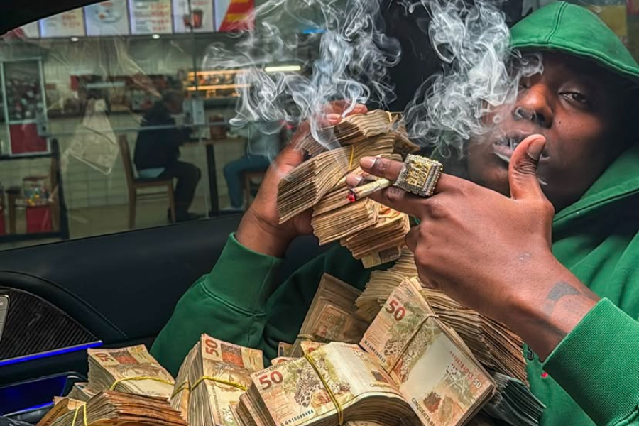 Imagem: Polícia mira esquema bilionário de estelionato e cumpre mandado em casa de MC em Arujá. Publicada no portal A+.