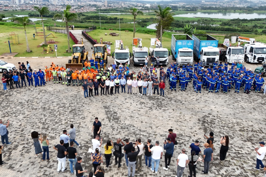 Imagem: Suzano lança megamutirão com 200 trabalhadores e 100 máquinas para recuperar manutenção nos bairros. Publicada no portal A+.