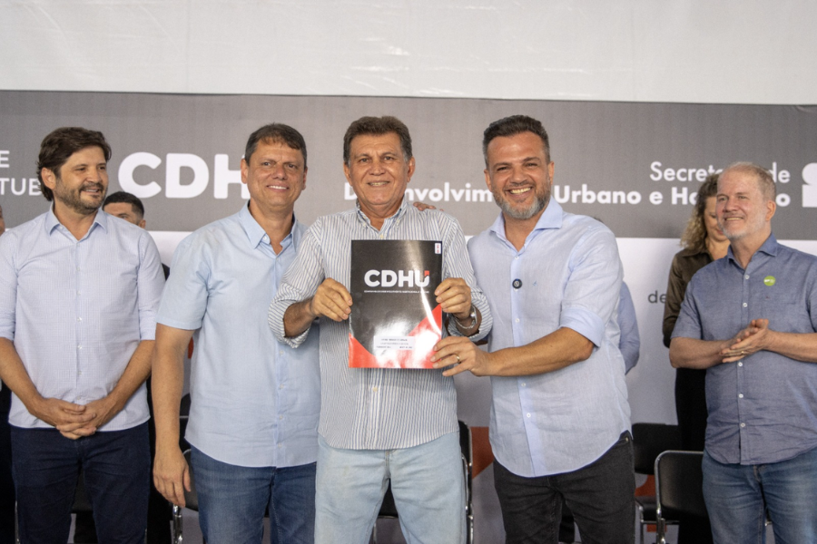 Imagem: Em dia histórico, Itaquá e Governo de SP entregam 1,2 mil escrituras a moradores do Jardim Odete II. Publicada no portal A+.