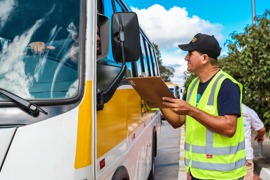 Imagem: Ferraz realiza vistoria de transporte escolar para renovação de alvarás no sábado. Publicada no portal A+.